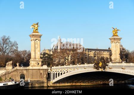 Alexandre III Brücke und Petit Palais in der goldenen Stunde in Paris - Frankreich Stockfoto