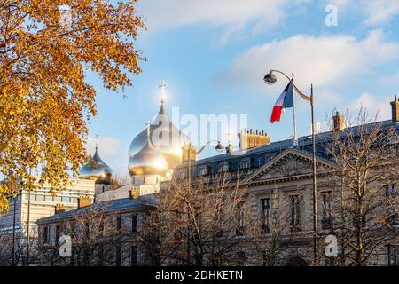 Sonnenreflexion auf Domes der Heiligen Dreifaltigkeit Russisch Orthodoxen Kathedrale - Paris Stockfoto