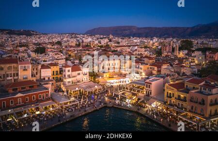 Erstaunliche und malerische Altstadt von Chania Stadtbild mit alten venezianischen Hafen an der Blauen Stunde in Kreta, Griechenland.Panorama Bildkomposition Stockfoto