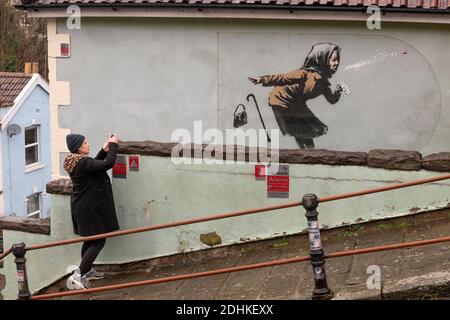 Neues Banksy-Kunstwerk namens 'Aachoo!!' Einer niesen älteren Frau, die ihre falschen Zähne in einem Haus in der Vale Street verliert. Totterdown, Bristol, Großbritannien. Stockfoto