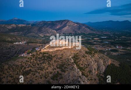 Die Burg auf Larissa Hill, in der Nähe der Stadt Argos, Griechenland auf Sonnenaufgang Licht Luftbild Stockfoto