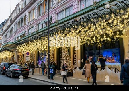 Pariser Spaziergang durch ein großes Kaufhaus in der Weihnachtszeit - Paris Stockfoto