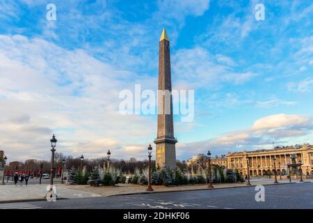 Weihnachtsbäume am Fuße des Obelisken am Ort De la concorde - Paris Stockfoto