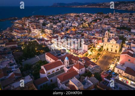 Erstaunliche und malerische Altstadt von Chania Stadtbild mit alten venezianischen Hafen an der Blauen Stunde in Kreta, Griechenland.Panorama Bildkomposition Stockfoto