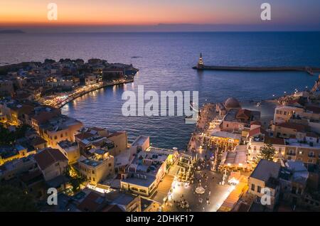 Erstaunliche und malerische Altstadt von Chania Stadtbild mit alten venezianischen Hafen an der Blauen Stunde in Kreta, Griechenland.Panorama Bildkomposition Stockfoto