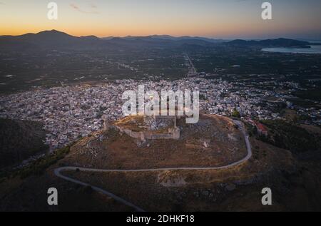 Die Burg auf Larissa Hill, in der Nähe der Stadt Argos, Griechenland auf Sonnenaufgang Licht Luftbild Stockfoto