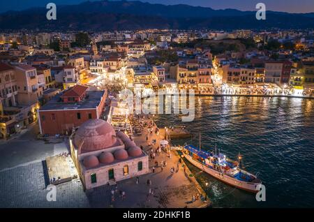 Erstaunliche und malerische Altstadt von Chania Stadtbild mit alten venezianischen Hafen an der Blauen Stunde in Kreta, Griechenland.Panorama Bildkomposition Stockfoto