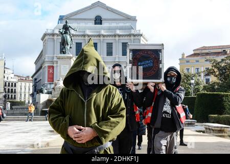 Madrid, Spanien. Dezember 2020. Demonstranten simulieren während der Demonstration eine Prozession.unter Beachtung der aktuellen Gesundheitsvorschriften mobilisierte der Kultursektor unter dem Motto "MivzakLive". Wir führen Veranstaltungen im Königspalast durch, die eine größere "Sichtbarkeit" und ein Maßnahmenpaket fordern, um Beschränkungen der Unterhaltung und die damit verbundenen Folgen zu beheben. Darüber hinaus forderten sie, "als der Sektor, der während der Pandemie am stärksten betroffen war, erkannt zu werden". Kredit: SOPA Images Limited/Alamy Live Nachrichten Stockfoto