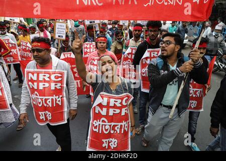 Kalkutta, Indien. Dezember 2020. Ein Protestler gestikulierte und skandierte während der Demonstration in der Menge.Aktivisten der AISA (All India Students' Association) veranstalteten eine Protestkundgebung gegen NRC (National Register of Citizens), CAA (Citizenship Amendment Act) & Farm Bill. Kredit: SOPA Images Limited/Alamy Live Nachrichten Stockfoto