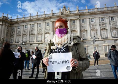 Madrid, Spanien. Dezember 2020. Ein Protestler mit einem Plakat mit der Aufschrift "Ticketing" während der Demonstration.unter Beachtung der aktuellen Gesundheitsvorschriften mobilisierte der Kultursektor unter dem Motto "Red Alert. Wir führen Veranstaltungen im Königspalast durch, die eine größere "Sichtbarkeit" und ein Maßnahmenpaket fordern, um Beschränkungen der Unterhaltung und die damit verbundenen Folgen zu beheben. Darüber hinaus forderten sie, "als der Sektor, der während der Pandemie am stärksten betroffen war, erkannt zu werden". Kredit: SOPA Images Limited/Alamy Live Nachrichten Stockfoto