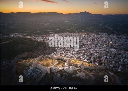 Die Burg auf Larissa Hill, in der Nähe der Stadt Argos, Griechenland auf Sonnenaufgang Licht Luftbild Stockfoto