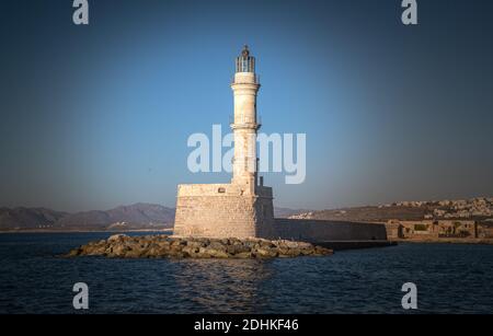 Panorama venezianischen Hafen am Wasser und Leuchtturm im alten Hafen von Chania bei Sonnenuntergang, Kreta, Griechenland Stockfoto