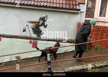 Neues Banksy-Kunstwerk namens 'Aachoo!!' Einer niesen älteren Frau, die ihre falschen Zähne in einem Haus in der Vale Street verliert. Totterdown, Bristol, Großbritannien. Stockfoto