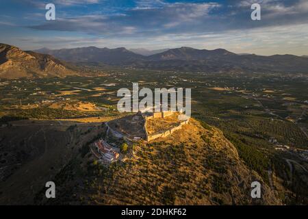 Die Burg auf Larissa Hill, in der Nähe der Stadt Argos, Griechenland auf Sonnenaufgang Licht Luftbild Stockfoto