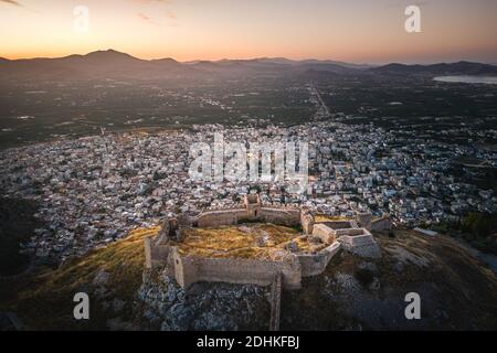 Die Burg auf Larissa Hill, in der Nähe der Stadt Argos, Griechenland auf Sonnenaufgang Licht Luftbild Stockfoto