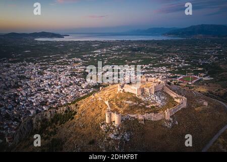 Die Burg auf Larissa Hill, in der Nähe der Stadt Argos, Griechenland auf Sonnenaufgang Licht Luftbild Stockfoto