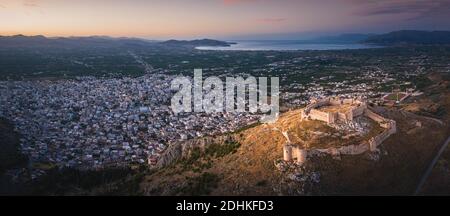 Die Burg auf Larissa Hill, in der Nähe der Stadt Argos, Griechenland auf Sonnenaufgang Licht Luftbild Stockfoto