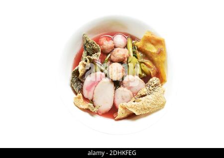 Varierty Meeresfrüchteball in roter Soße Suppe oder youg Tau Foo Topping knusprige drt Fischhaut und knusprig gebratene Dungeferde Auf die Schüssel geben Stockfoto