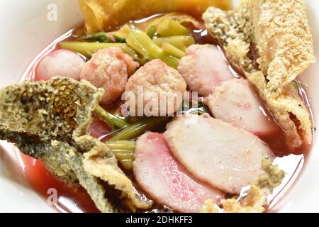 Varierty Meeresfrüchteball in roter Soße Suppe oder youg Tau Foo Topping knusprige drt Fischhaut und knusprig gebratene Dungeferde Auf die Schüssel geben Stockfoto