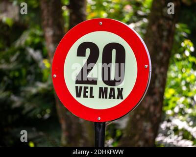 Schild Mit Der Aufschrift '20 Vel. Max' (20 Kilometer pro Stunde Höchstgeschwindigkeit) im grünen unberührten Botanischen Garten Stockfoto