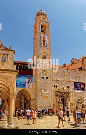 Uhrturm und Glockenturm in der Altstadt von Dubrovnik auf der Dalamatian Küste von Kroatien, Adria. Stockfoto