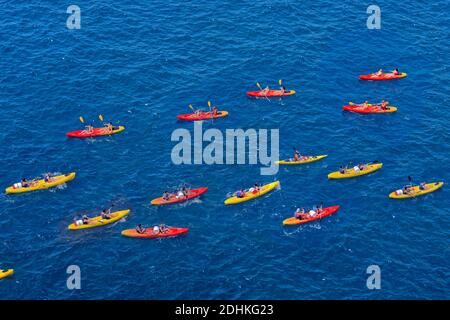 Freizeit Kayak Gruppe mieten im Mittelmeer. Stockfoto