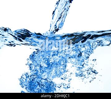Blaues Wasser spritzt in einen Glastank Stockfoto