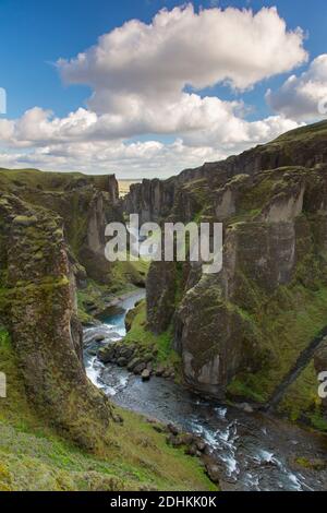 Der Fluss Fjaðrá fließt durch die Schlucht Fjaðrárgljúfur / Fjädrargljufur bei Kirkjubæjarklaustur im Sommer, Island Stockfoto