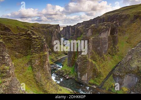 Der Fluss Fjaðrá fließt durch die Schlucht Fjaðrárgljúfur / Fjädrargljufur bei Kirkjubæjarklaustur im Sommer, Island Stockfoto