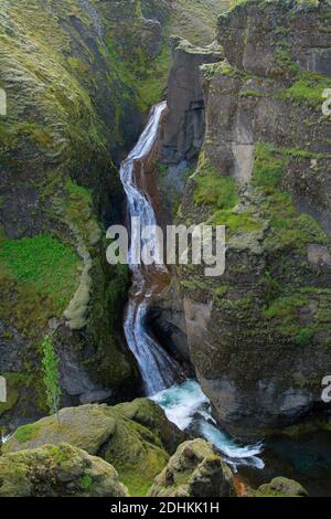 Wasserfall auf dem Fluss Fjaðrá, der im Sommer durch die Schlucht Fjaðrárgljúfur / Fjädrargljufur bei Kirkjubæjarklaustur fließt Stockfoto