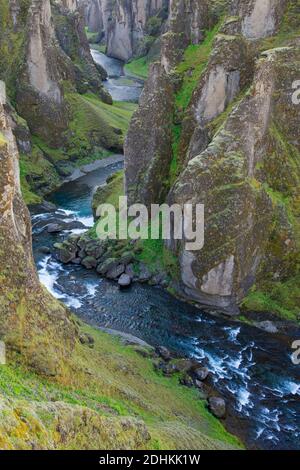 Der Fluss Fjaðrá fließt durch die Schlucht Fjaðrárgljúfur / Fjädrargljufur bei Kirkjubæjarklaustur im Sommer, Island Stockfoto