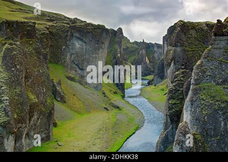 Der Fluss Fjaðrá fließt durch die Schlucht Fjaðrárgljúfur / Fjädrargljufur bei Kirkjubæjarklaustur im Sommer, Island Stockfoto