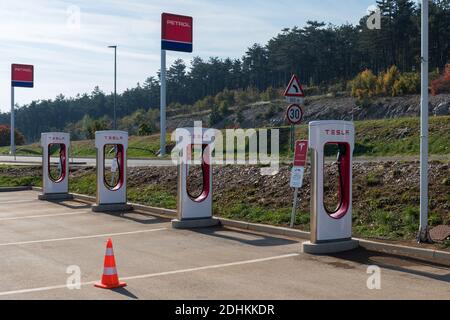 Tesla Kompressor, Elektrofahrzeug Ladestation - Kozina, Slowenien Stockfoto