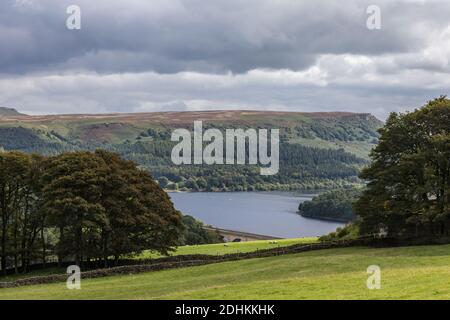 Blick von Crook Hill über Ladybower Reservoir in Richtung Bamford Edge, Peak District National Park, Derbyshire, Großbritannien Stockfoto