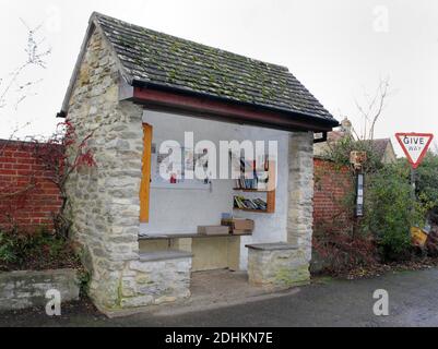 Garsington Dorf Oxfordshire Gemeinschaft Noticeboard und Spende Bibliothek eingerichtet In der steinernen Bushütte an der Spitze des Hill und Oxford Road Stockfoto