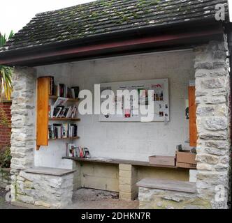 Garsington Dorf Oxfordshire Gemeinschaft Noticeboard und Spende Bibliothek eingerichtet In der steinernen Bushütte an der Spitze des Hill und Oxford Road Stockfoto