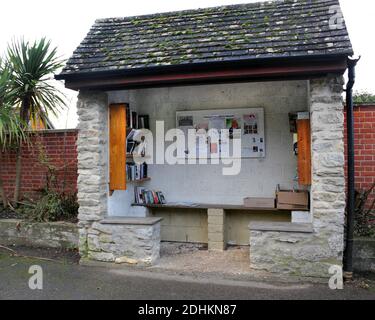 Garsington Dorf Oxfordshire Gemeinschaft Noticeboard und Spende Bibliothek eingerichtet In der steinernen Bushütte an der Spitze des Hill und Oxford Road Stockfoto