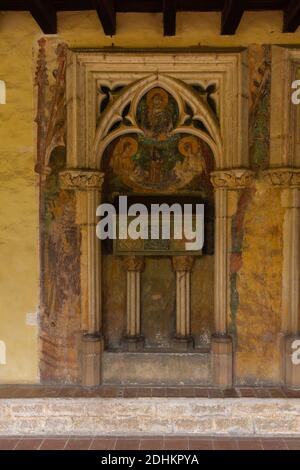 Elemente der architektonischen Dekorationen der Gebäude, Balkone und Fenster, Gipsbalustrade. Kloster Pedralbes und auf den Straßen in Katalonien, Pub Stockfoto