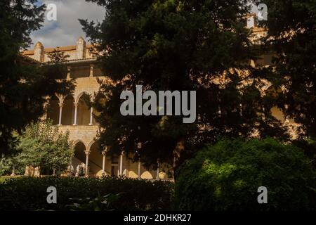 Elemente der architektonischen Dekorationen der Gebäude, Balkone und Fenster, Gipsbalustrade. Kloster Pedralbes und auf den Straßen in Katalonien, Pub Stockfoto