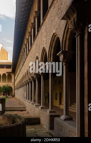 Elemente der architektonischen Dekorationen der Gebäude, Balkone und Fenster, Gipsbalustrade. Kloster Pedralbes und auf den Straßen in Katalonien, Pub Stockfoto