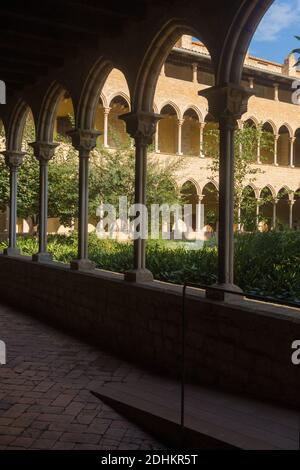 Elemente der architektonischen Dekorationen der Gebäude, Balkone und Fenster, Gipsbalustrade. Kloster Pedralbes und auf den Straßen in Katalonien, Pub Stockfoto