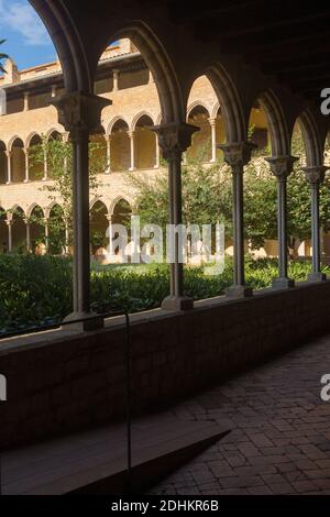 Elemente der architektonischen Dekorationen der Gebäude, Balkone und Fenster, Gipsbalustrade. Kloster Pedralbes und auf den Straßen in Katalonien, Pub Stockfoto