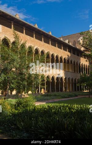 Elemente der architektonischen Dekorationen der Gebäude, Balkone und Fenster, Gipsbalustrade. Kloster Pedralbes und auf den Straßen in Katalonien, Pub Stockfoto