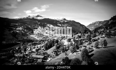 Berühmte Stadt Grindelwald in den Schweizer Alpen von oben Stockfoto