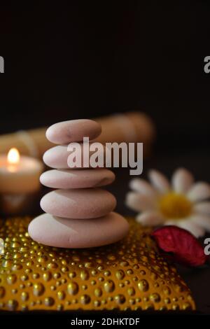 Steinhaufen und Kerzen für ruhige Zen-Meditation. Stockfoto