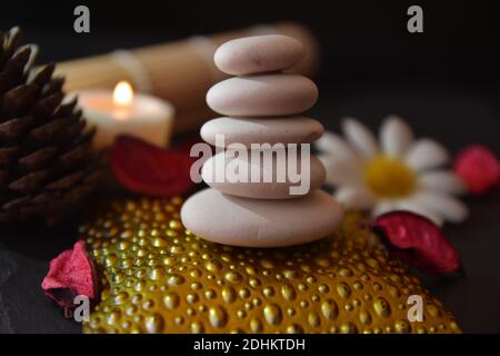 Steinhaufen und Kerzen für ruhige Zen-Meditation. Stockfoto