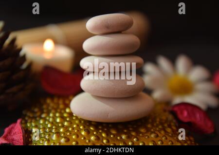 Steinhaufen und Kerzen für ruhige Zen-Meditation. Stockfoto