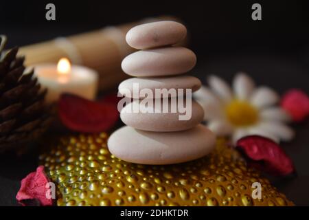 Steinhaufen und Kerzen für ruhige Zen-Meditation. Stockfoto