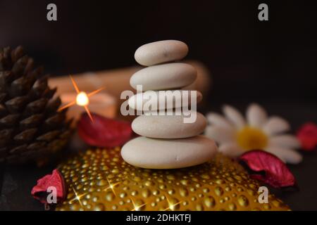 Steinhaufen und Kerzen für ruhige Zen-Meditation. Stockfoto