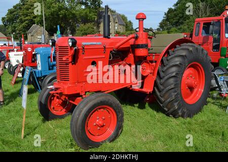 Alter roter Traktor – Landmaschinen – Landmesse – Danby Yorkshire – Großbritannien Stockfoto